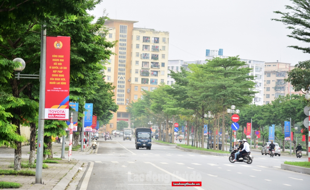 Đường phố quận Hoàng Mai được trang hoàng rực rỡ chào mừng Đại hội Công đoàn quận Hoàng Mai lần thứ V