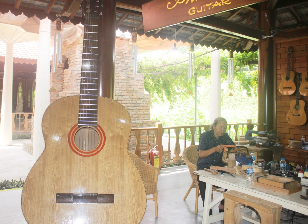 Cây đàn guitar khổng lồ trưng bày tại Làng nghề Trường Sơn được làm từ đôi tay tài hoa của ông Quý. (Ảnh: Hương Thảo)
