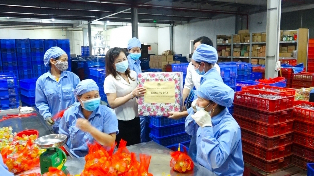 LĐLĐ quận Long Biên tặng áo dài cho nữ đoàn viên, người lao động