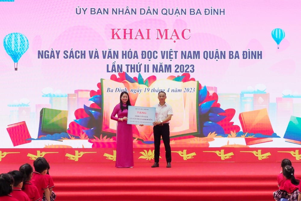 Phó Chủ tịch UBND quận Ba Đình Phạm Thị Diễm trao tặng sách gửi đến thư viện các xã, thị trấn huyện Ba Vì.
