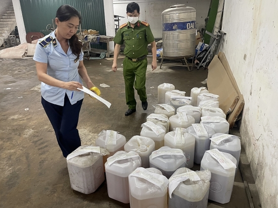 Hà Nội: Thu giữ 480 lít rượu không rõ nguồn gốc