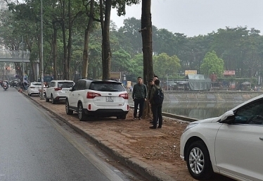 Đã bắt được đối tượng đâm thủng hàng loạt lốp xe ô tô ở Linh Đàm