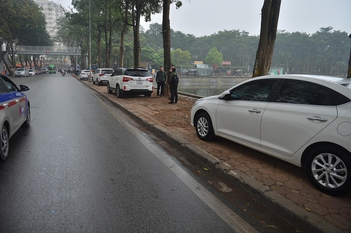Đã bắt được đối tượng đâm thủng hàng loạt lốp xe ô tô ở Linh Đàm