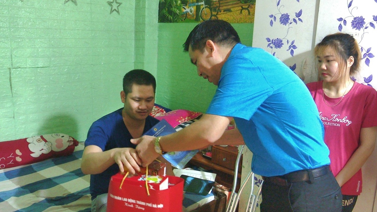 Lãnh đạo LĐLĐ thành phố Hà Nội thăm, tặng quà công nhân bị tai nạn lao động
