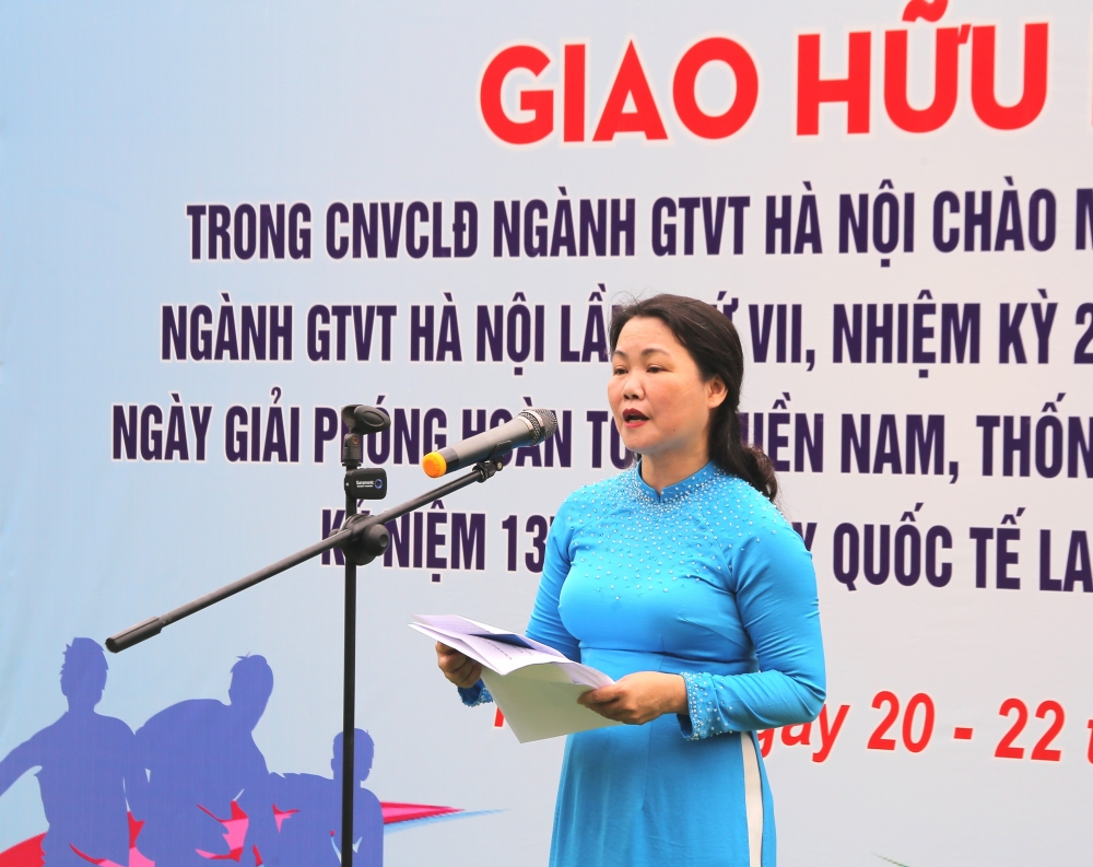 Người lao động ngành GTVT Hà Nội hứng khởi tham gia giao hữu bóng đá