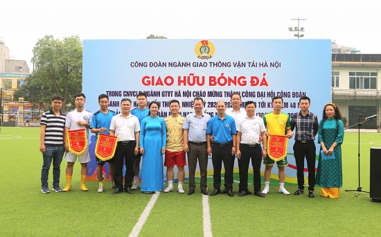 Người lao động ngành GTVT Hà Nội hứng khởi tham gia giao hữu bóng đá