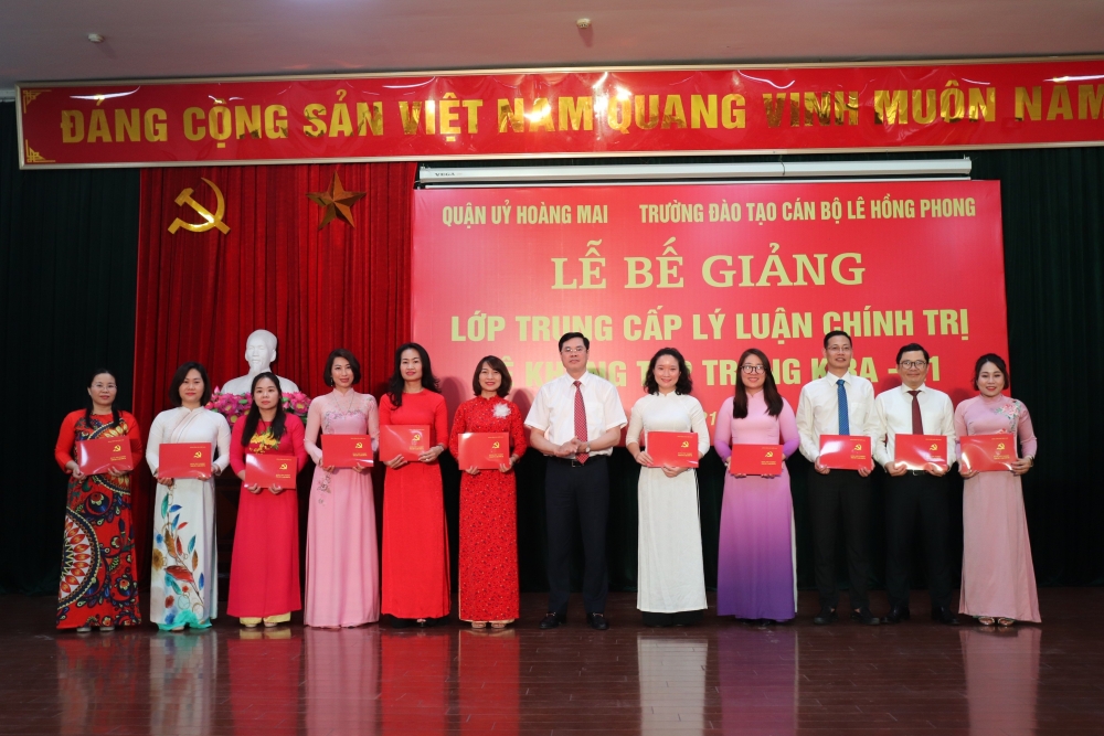 Quận Hoàng Mai: 79 học viên được nhận bằng Trung cấp lý luận chính trị