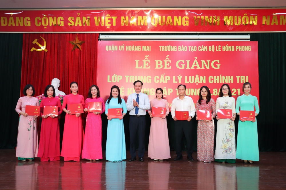 Quận Hoàng Mai: 79 học viên được nhận bằng Trung cấp lý luận chính trị