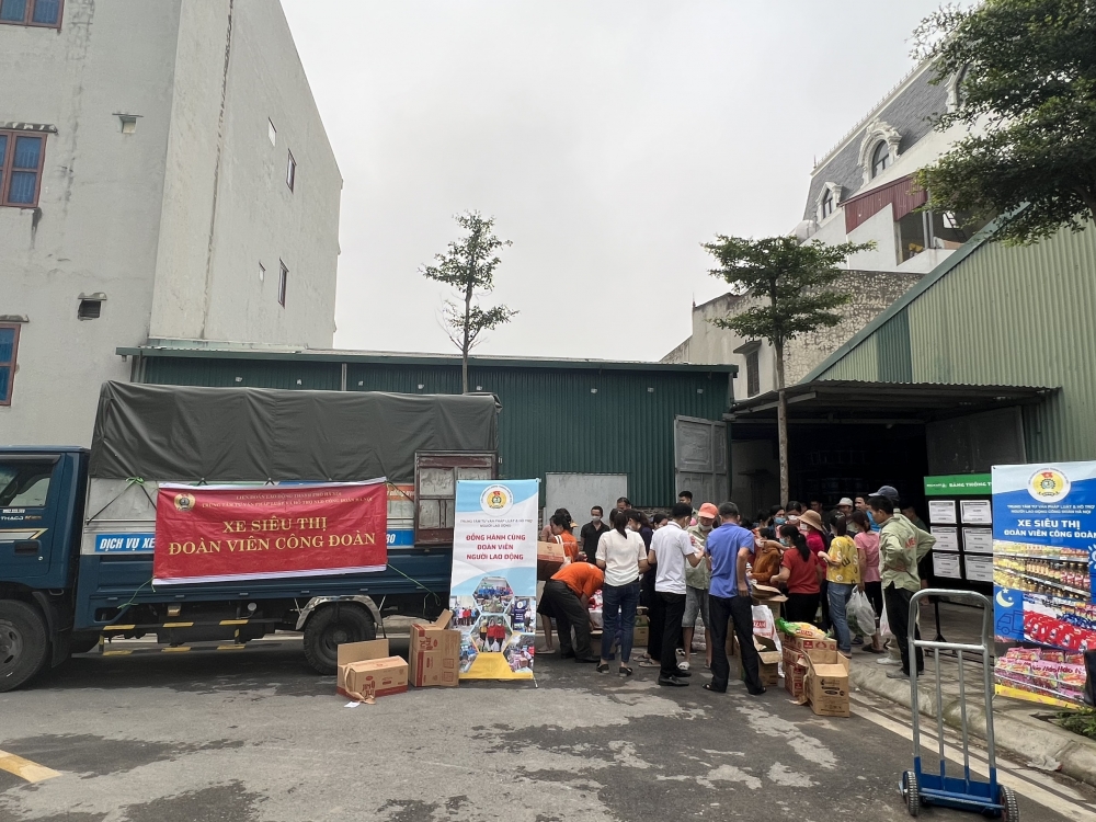 “Xe siêu thị đoàn viên Công đoàn” hỗ trợ người lao động khó khăn ở huyện Ứng Hòa và Thanh Oai