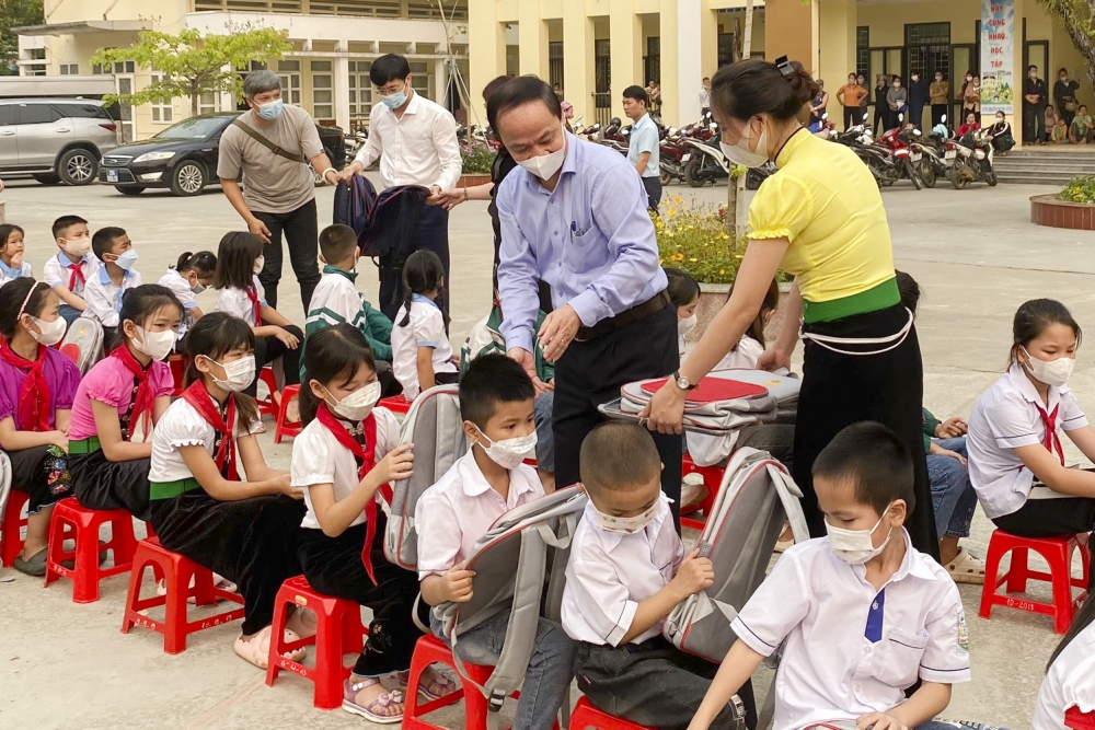 Ngành GD&ĐT Hà Nội thăm, tặng quà giáo viên, học sinh khó khăn các trường vùng cao tỉnh Yên Bái