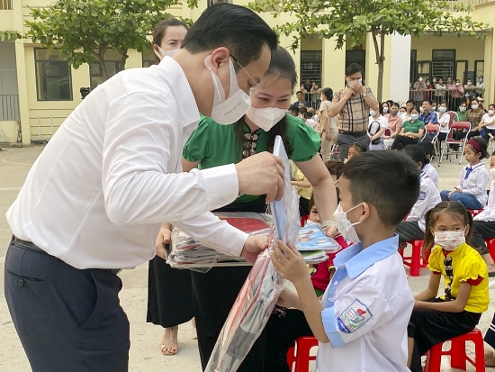 Ngành GD&ĐT Hà Nội thăm, tặng quà giáo viên, học sinh khó khăn các trường vùng cao Yên Bái