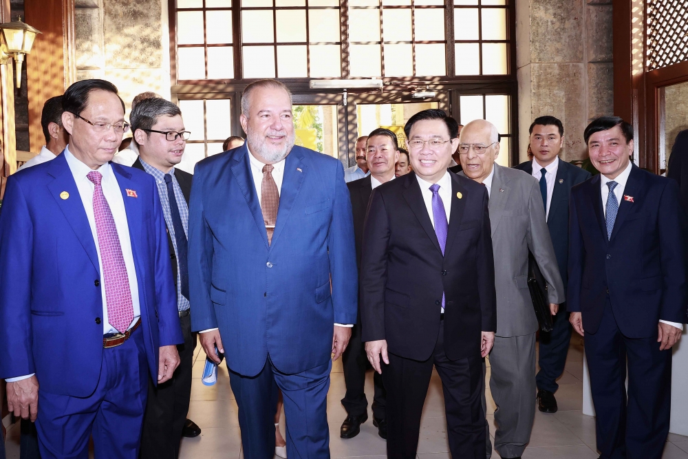 Thủ tướng Cuba Manuel Marrero Cruz và Chủ tịch Quốc hội Vương Đình Huệ cùng các đại biểu tới dự Diễn đàn. Ảnh: Doãn Tấn