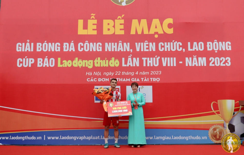 Cầu thủ Nguyễn Đoàn Khuê nhận danh hiệu “vua phá lưới”