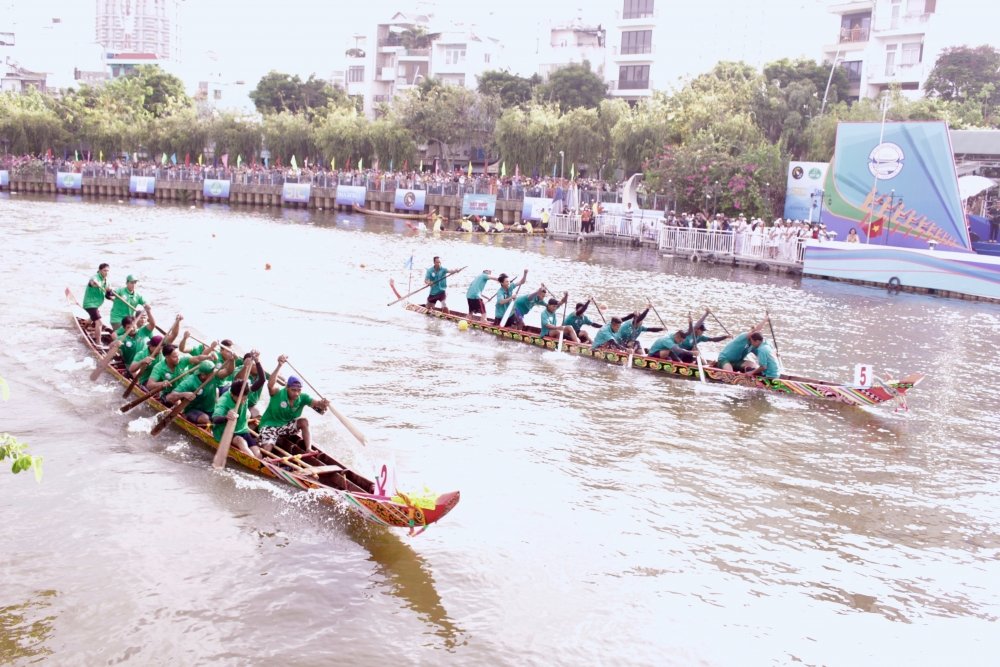 TP.HCM: Sôi nổi lễ hội đua ghe Ngo trên kênh Nhiêu Lộc - Thị Nghè