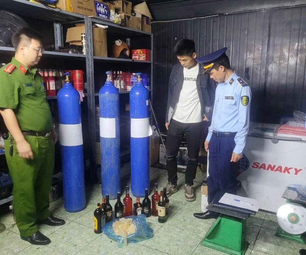 Lực lượng QLTT tỉnh Quảng Ninh đã phát hiện và tạm giữ 70 bình khí N2O tại thành phố Cẩm Phả.