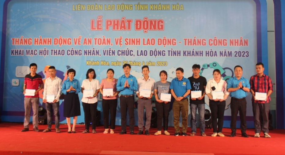 Lãnh đạo LĐLĐ tỉnh Khánh Hòa trao quà hỗ trợ cho đoàn viên, người lao động khó khăn (Ảnh: LĐLĐ Khánh Hòa)