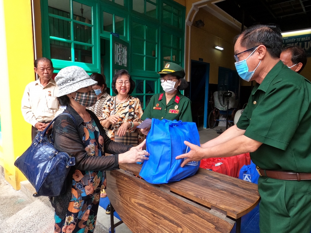 Câu lạc bộ Khối vũ trang Biệt động Quân khu Sài Gòn - Gia Định tặng quà cho người dân khó khăn
