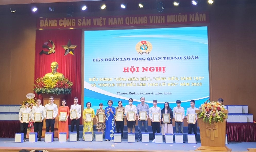 Quận Thanh Xuân: Khen thưởng 70 công nhân viên chức lao động tiêu biểu làm theo lời Bác
