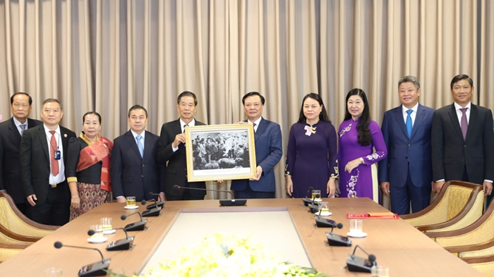 Bí thư Thành ủy Hà Nội tiếp Chủ tịch Ủy ban Trung ương Mặt trận Lào xây dựng đất nước
