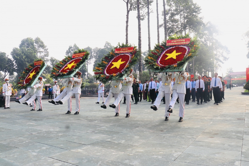 Lãnh đạo TP.HCM dâng hoa, dâng hương tưởng niệm các anh hùng liệt sĩ