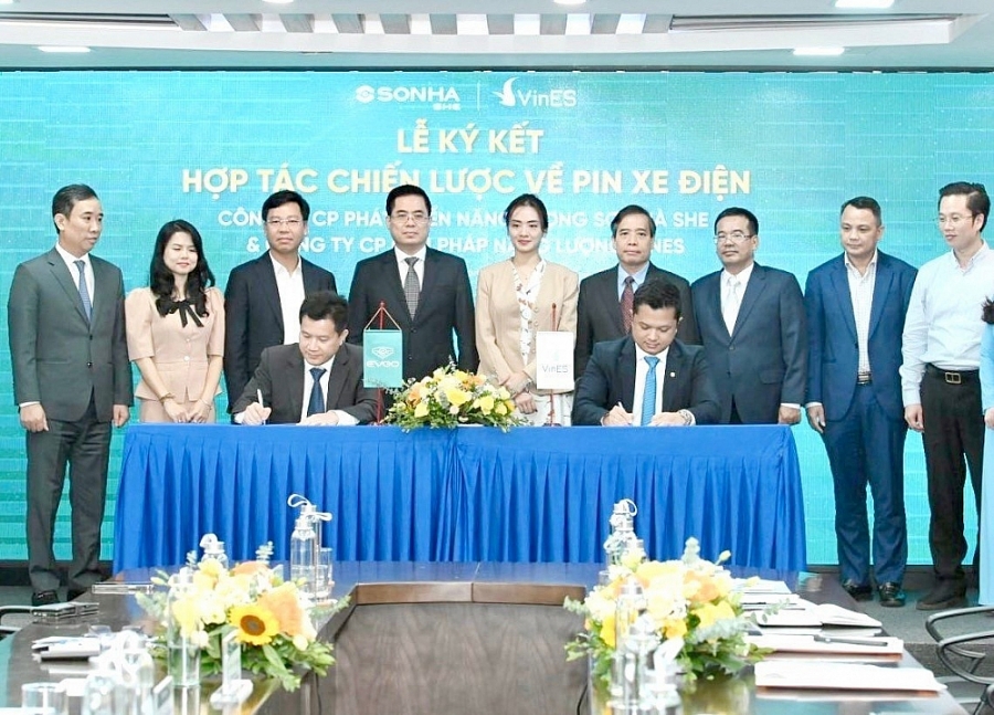 Sơn Hà -SHE và VinES ký kết hợp tác chiến lược về pin xe điện