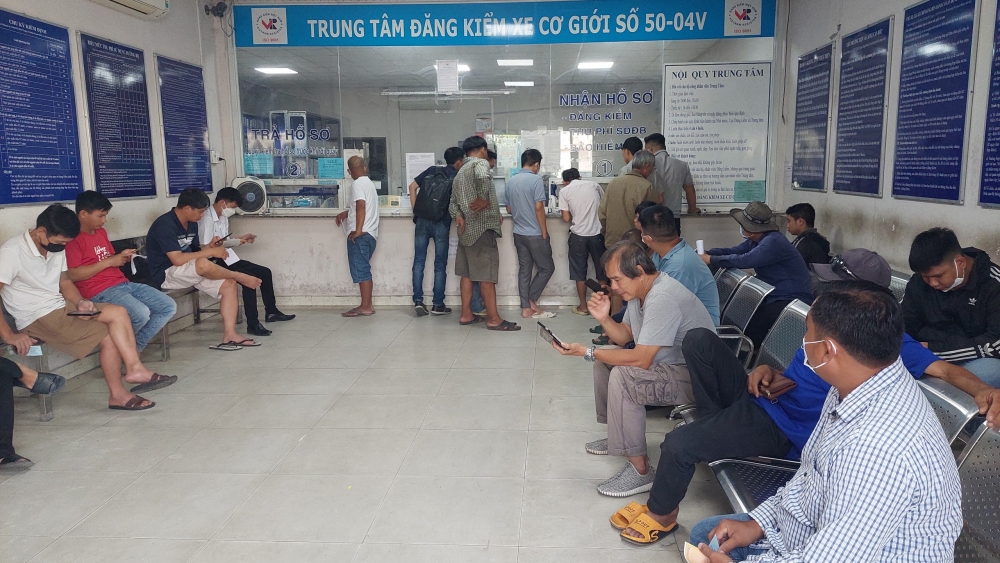 Phương tiện tiếp tục xếp hàng dài đi đăng kiểm tại TP.HCM và Đồng Nai