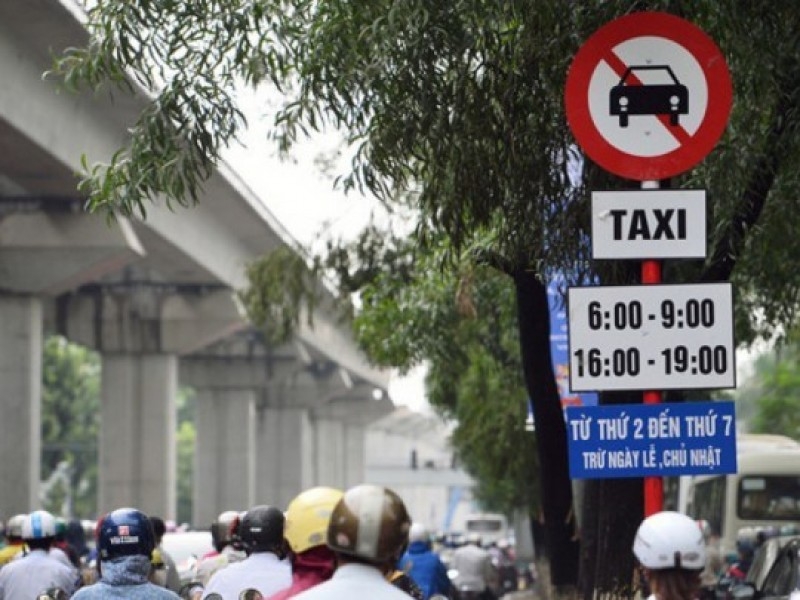 Từ 29/4, dỡ bỏ biển cấm xe taxi, xe hợp đồng dưới 9 chỗ trên nhiều tuyến phố