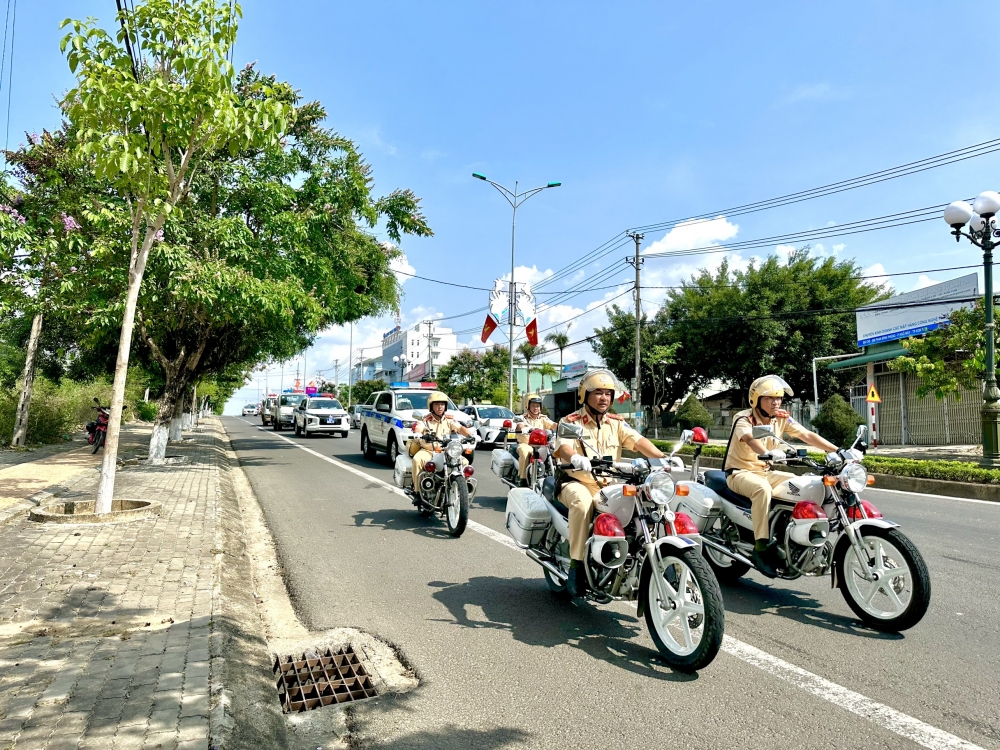 Kon Tum: Ra quân thực hiện Chỉ thị số 10 về trật tự, an toàn giao thông đường bộ