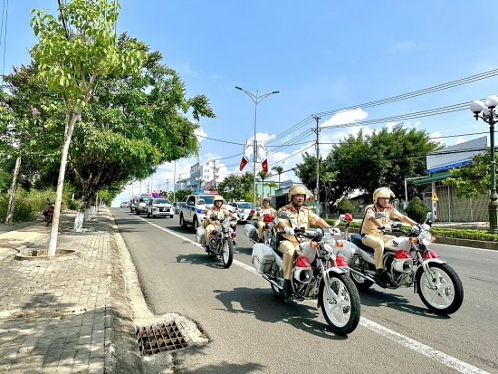 Kon Tum: Ra quân thực hiện Chỉ thị số 10 về trật tự, an toàn giao thông đường bộ