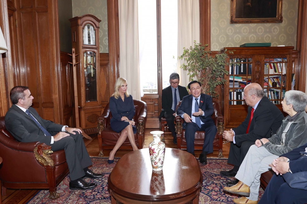 Chủ tịch Quốc hội Vương Đình Huệ thăm chính thức Cộng hòa Đông Uruguay