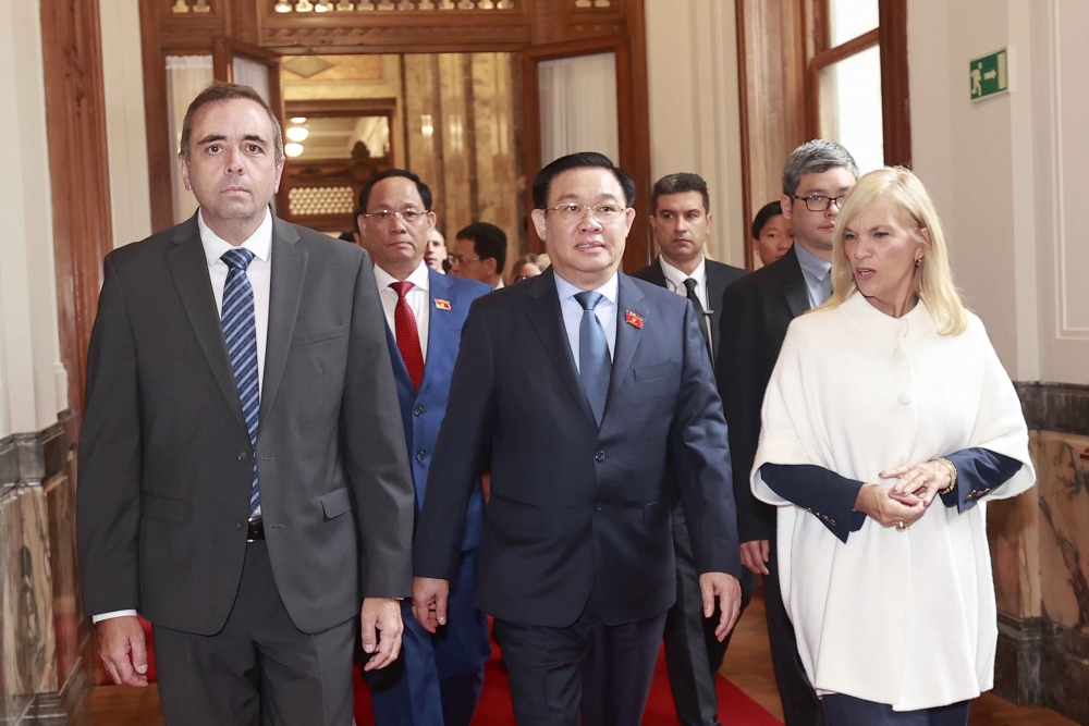Chủ tịch Quốc hội Vương Đình Huệ thăm chính thức Cộng hòa Đông Uruguay
