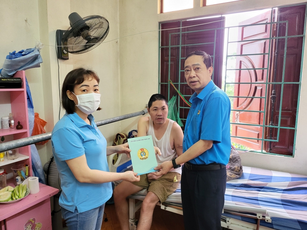 LĐLĐ Thanh Xuân thăm, tặng quà cho đoàn viên Công đoàn có hoàn cảnh khó khăn đột xuất
