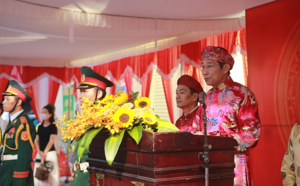 Ông Đinh Văn Thiệu - Phó Chủ tịch UBND tỉnh Khánh Hòa đọc diễn văn tưởng nhớ các vua Hùng. (Ảnh: Hương Thảo)