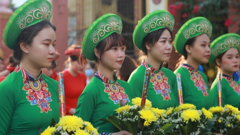 Người dân thành kính dâng hương tưởng niệm các vua Hùng tại Khánh Hòa