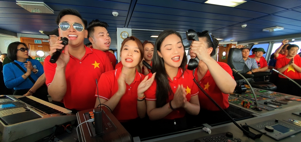 Đội xung kích, văn nghệ của Trường Cao đẳng Nghệ thuật Hà Nội làm nóng không khí cuộc giao lưu bằng những bài hát ca ngợi quê hương đất nước, tình yêu biển đảo thiêng liêng.