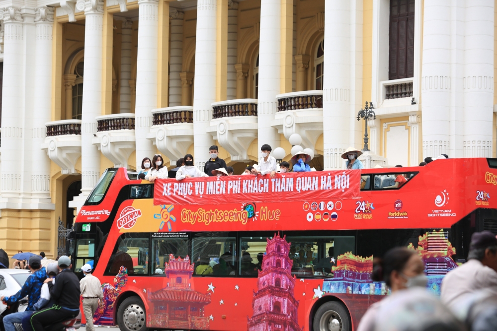 Người dân trải nghiệm xe buýt 2 tầng miễn phí trong kỳ nghỉ Lễ