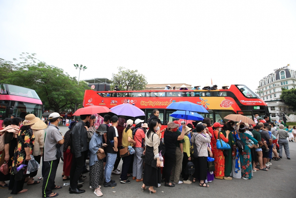 Đông đảo người dân trải nghiệm xe buýt 2 tầng miễn phí trong kì nghỉ Lễ