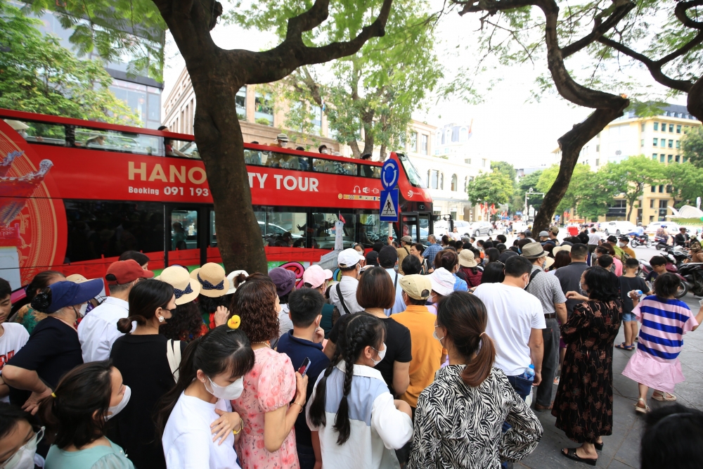 Người dân trải nghiệm xe buýt 2 tầng miễn phí trong kỳ nghỉ Lễ