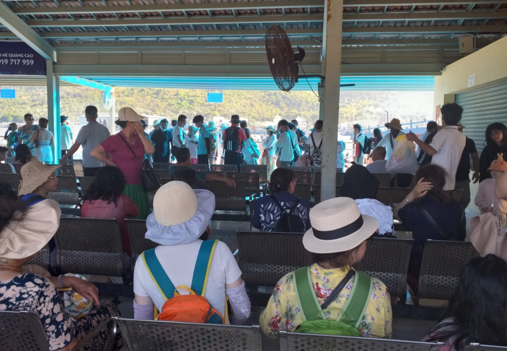 Tour biển đảo vẫn được đông đảo du khách lựa chọn trong ngày nghỉ lễ thứ 4. (Ảnh: Hương Thảo)