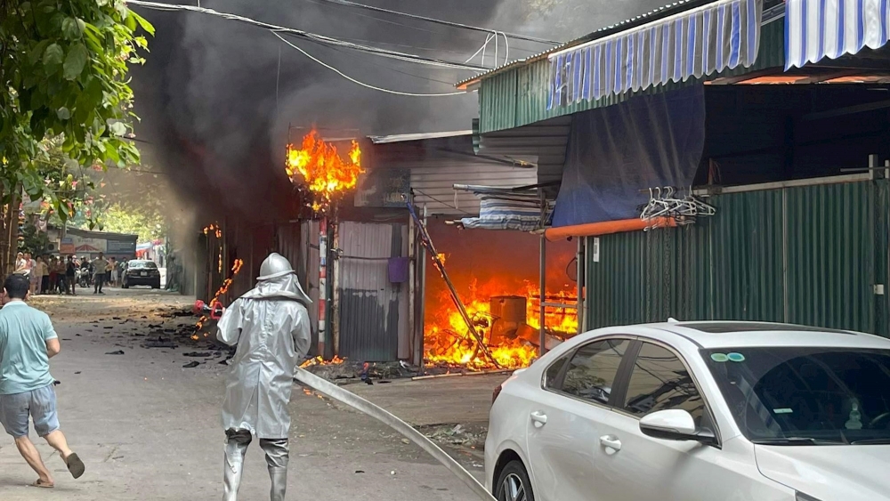 Hà Nội: Nhiều phương tiện bị thiêu rụi trong vụ cháy bãi xe tại quận Cầu Giấy