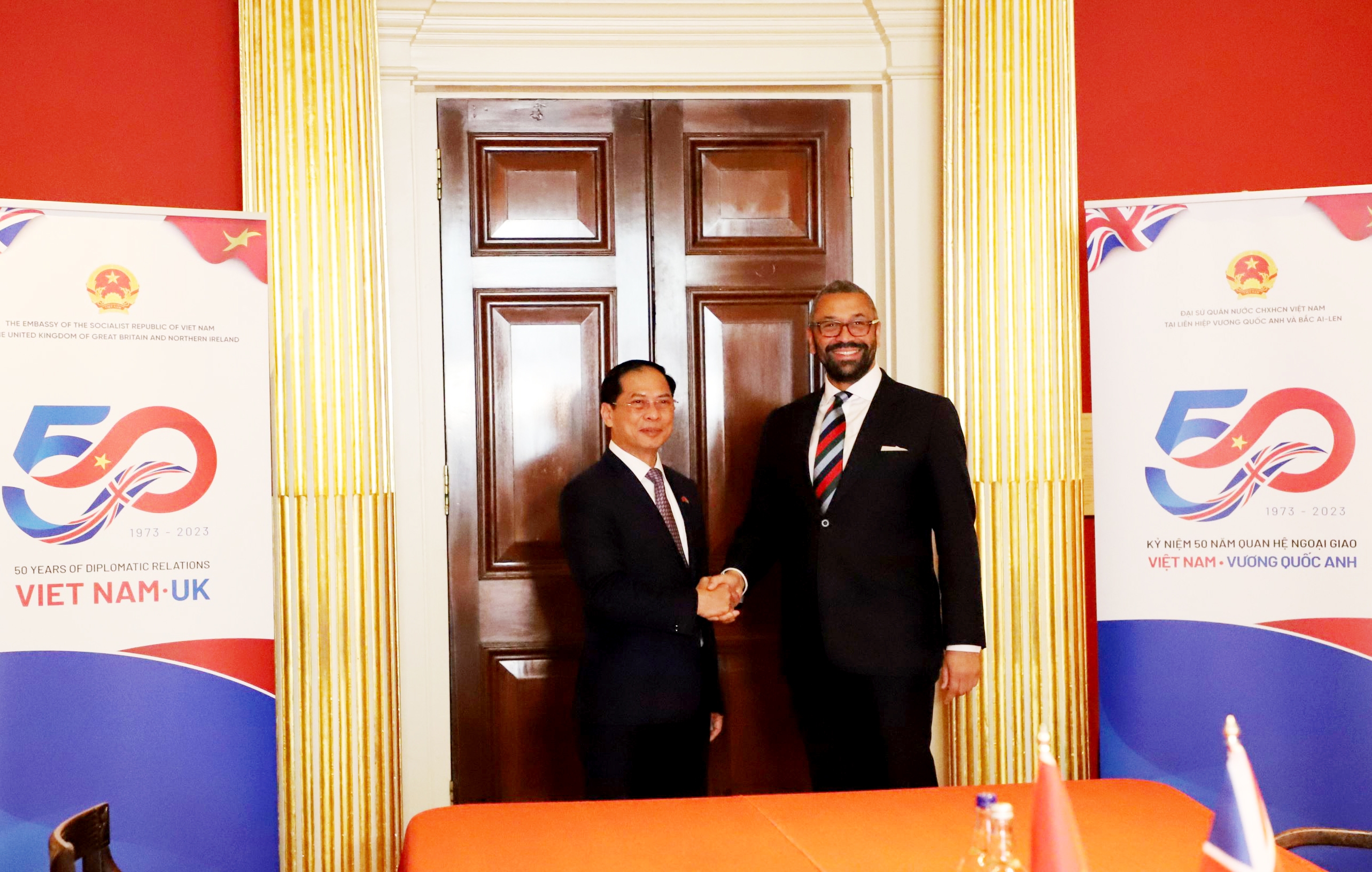 Bộ trưởng Ngoại giao Bùi Thanh Sơn gặp, làm việc với Ngoại trưởng Anh James Cleverly.