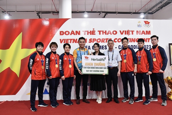 Thưởng nóng cho các vận động viên Việt Nam giành Huy chương Vàng đầu tiên tại SEA Games 32