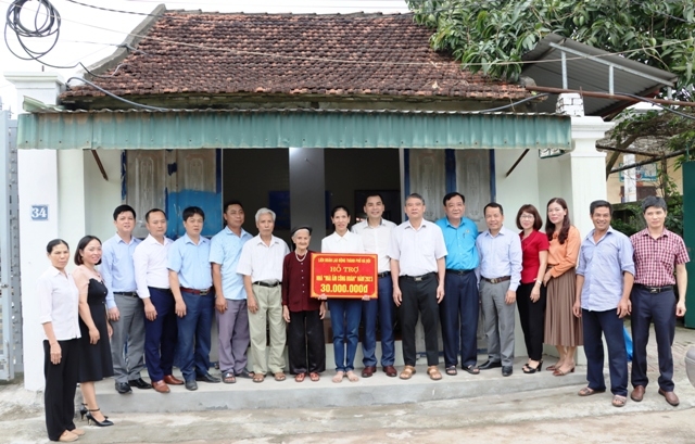 Trao hỗ trợ “Mái ấm Công đoàn” cho đoàn viên có hoàn cảnh khó khăn huyện Phú Xuyên