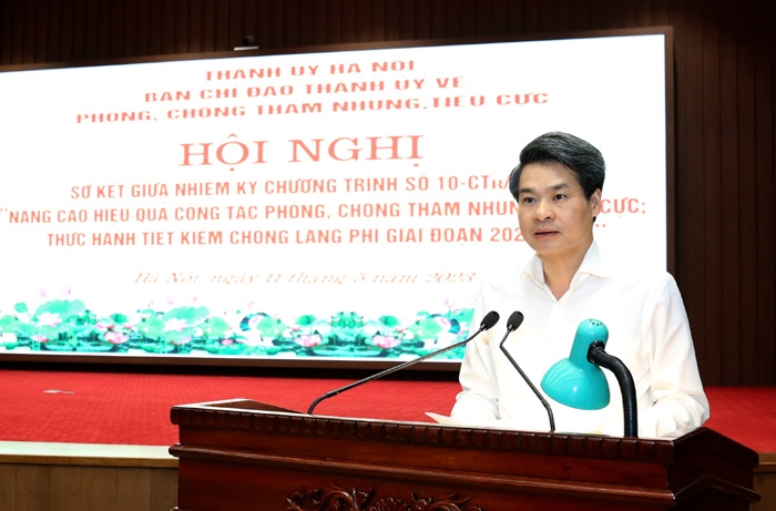 Trưởng ban Nội chính Thành ủy Nguyễn Quang Đức trình bày báo cáo tại Hội nghị