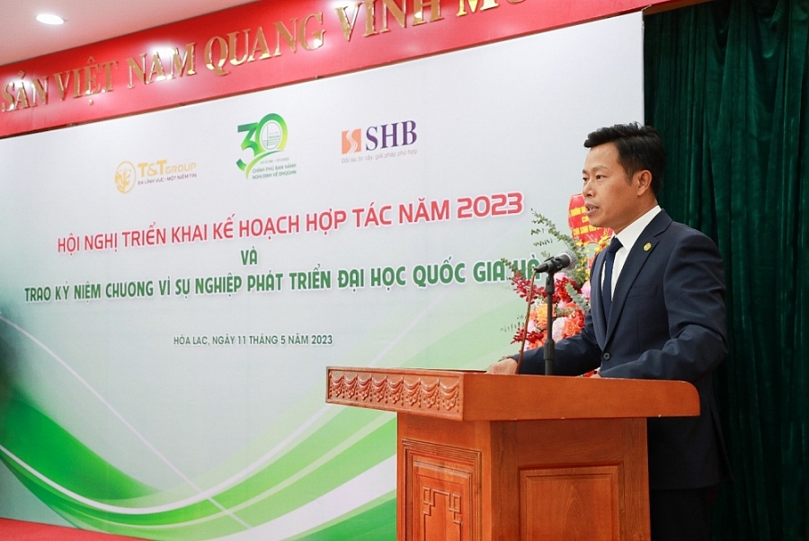 GS.TS Lê Quân ghi nhận và biểu dương những đóng góp, cống hiến của doanh nhân Đỗ Quang Hiển đối với sự phát triển của Đại học Quốc gia Hà Nội trong nhiều năm qua.