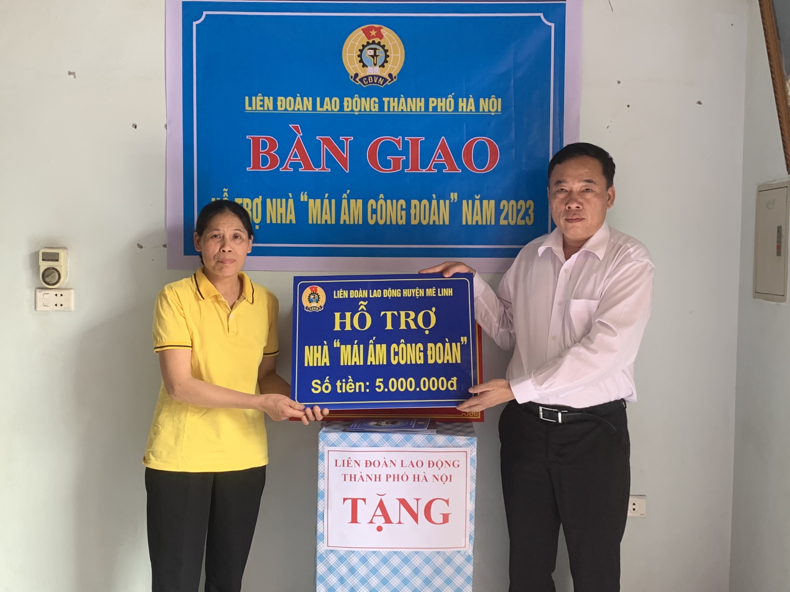 Trao hỗ trợ kinh phí sửa chữa nhà “Mái ấm Công đoàn” cho đoàn viên huyện Mê Linh
