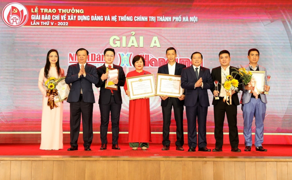trao giải A Giải Báo chí về xây dựng Đảng và hệ thống chính trị của thành phố Hà Nội lần thứ V.