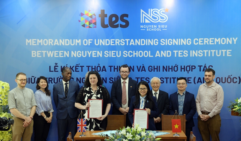 Học viện TES và Trường THCS và THPT Nguyễn Siêu ký kết thỏa thuận hợp tác.
