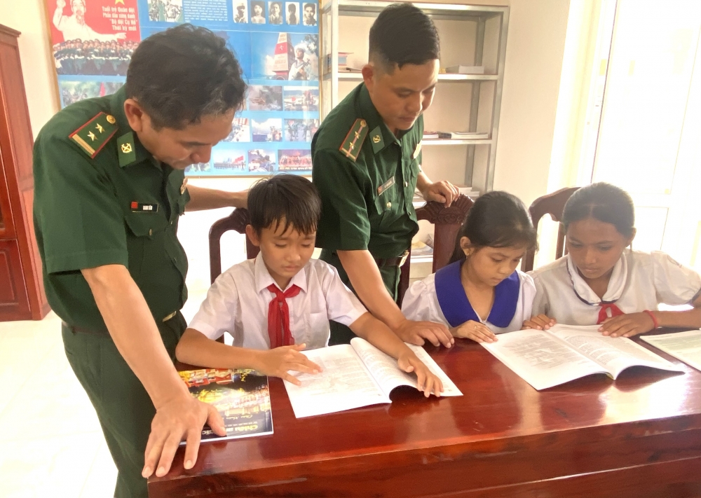 Báo Lao động Thủ đô trao quà tới Bà mẹ Việt Nam anh hùng tại tỉnh Kiên Giang