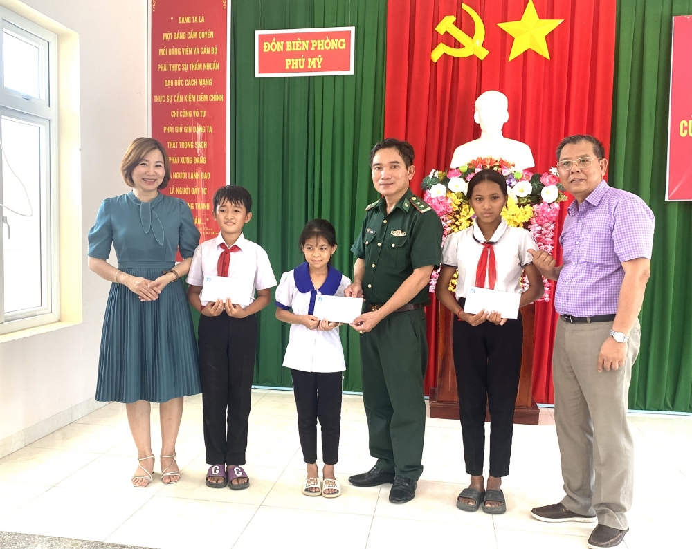 Báo Lao động Thủ đô trao quà tới Bà mẹ Việt Nam anh hùng tại tỉnh Kiên Giang
